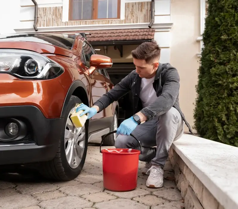 Lavage auto à domicile Écoyeux : professionnel intervenant sur un véhicule